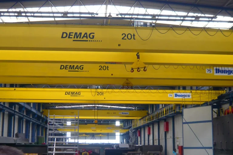 Innenansicht einer Produktionshalle mit Kränen der Firma DEMAG